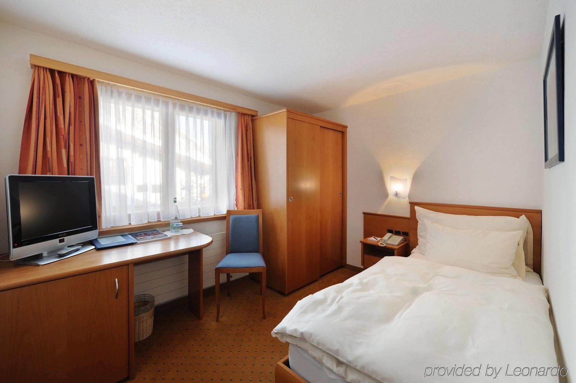 Hotel Tschugge Zermatt Bagian luar foto